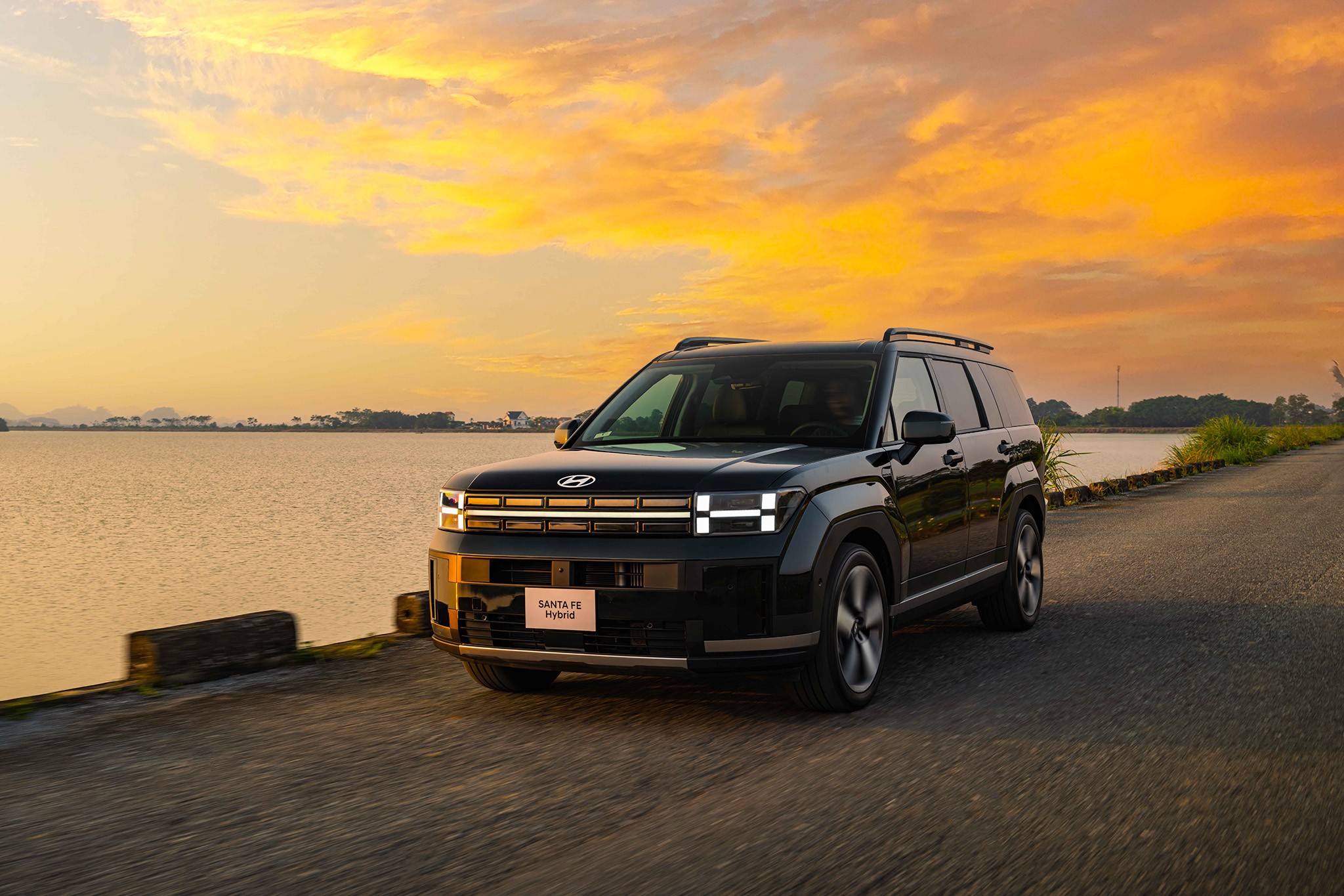 hyundai-thanh-cong-gioi-thieu-santa-fe-hybrid-den-thi-truong-viet-nam